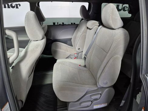 Used 2018 Toyota Sienna LE image 20