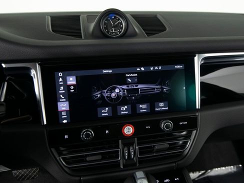Certified 2025 Porsche Macan image 25
