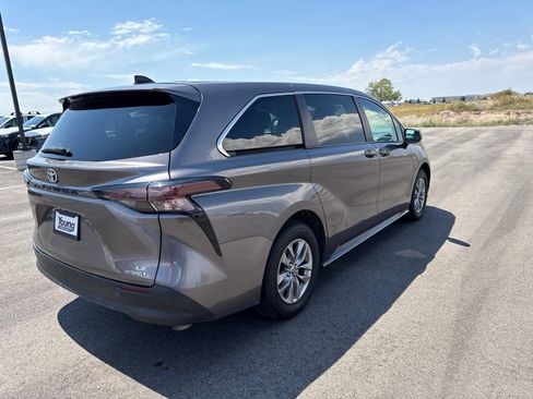 Used 2024 Toyota Sienna LE FWD image 7