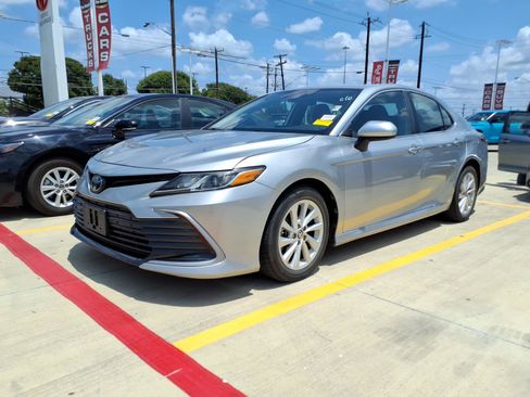 Used 2022 Toyota Camry LE FWD image 1