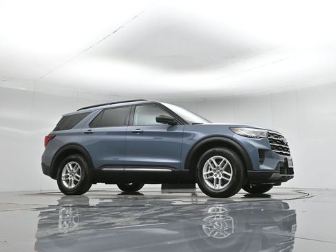 Certified 2025 Ford Explorer Active RWD image 4