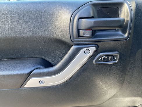 Used 2016 Jeep Wrangler Unlimited Sahara w/ Connectivity Group AWD/4WD image 19