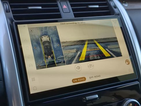 Certified 2024 Land Rover Discovery S image 31