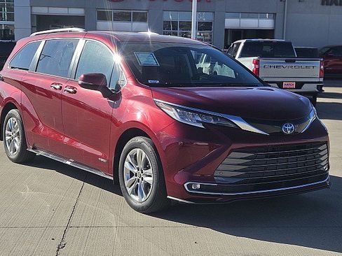 Used 2021 Toyota Sienna Limited image 1
