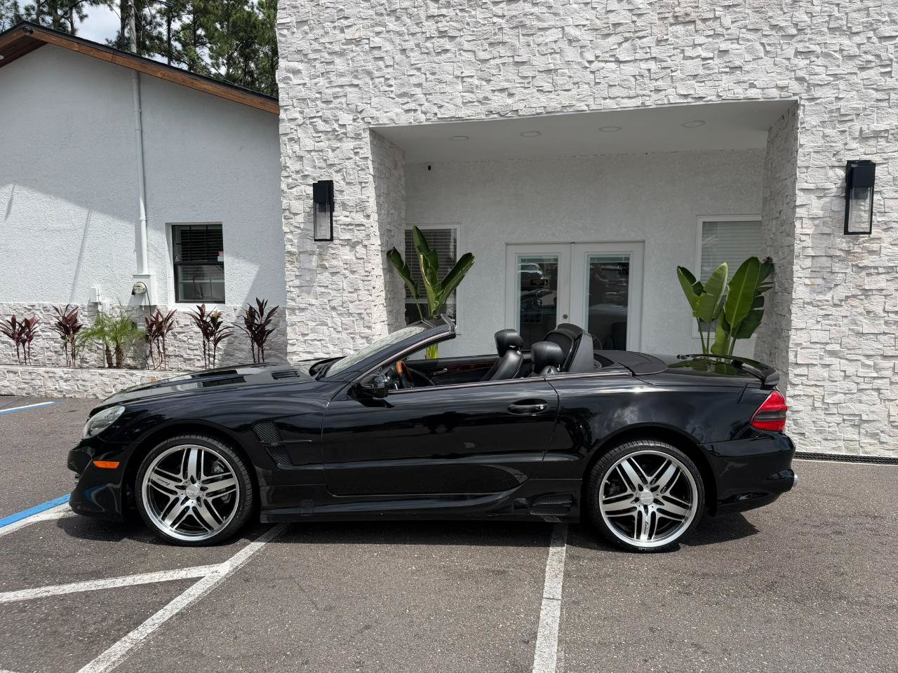 Used 2011 Mercedes-Benz SL 550 image 2