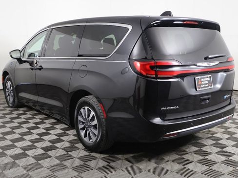 Used 2023 Chrysler Pacifica Touring-L FWD image 9