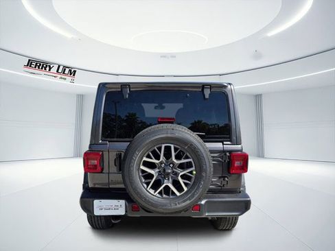 New 2025 Jeep Wrangler Unlimited Sahara w/ Technology Group AWD/4WD image 5