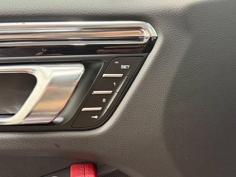 Certified 2025 Porsche Macan AWD/4WD image 17