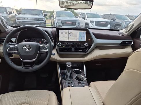 Used 2022 Toyota Highlander Platinum AWD/4WD image 30