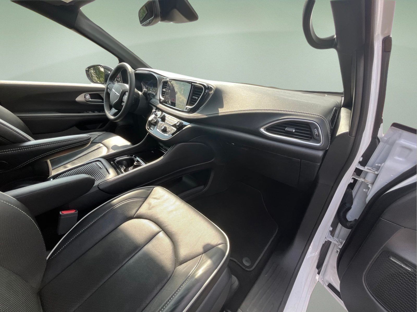 Used 2024 Chrysler Pacifica Limited w/ Uconnect Theater Family Group FWD image 37