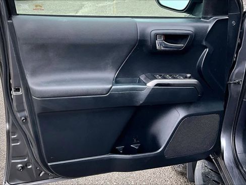 Used 2018 Toyota Tacoma TRD Off-Road w/ Technology Package image 20