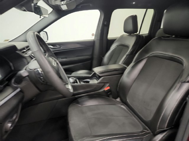 Used 2025 Jeep Grand Cherokee Altitude AWD/4WD image 14