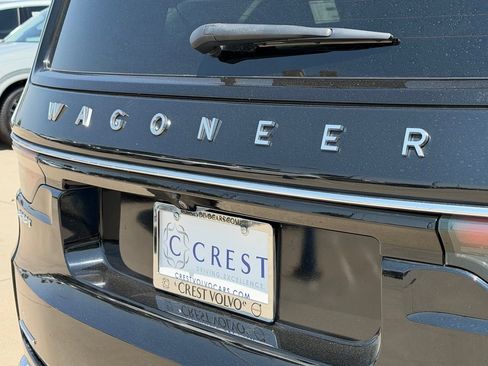Used 2023 Jeep Wagoneer 4WD w/ Premium Group I image 10