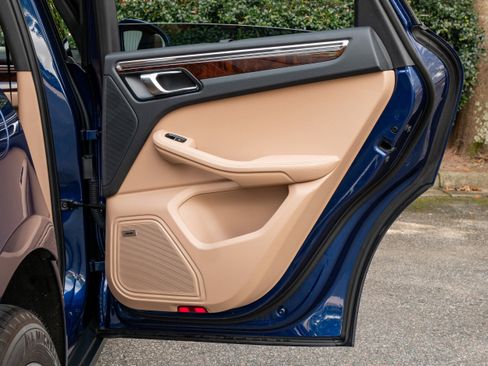 Used 2024 Porsche Macan image 38