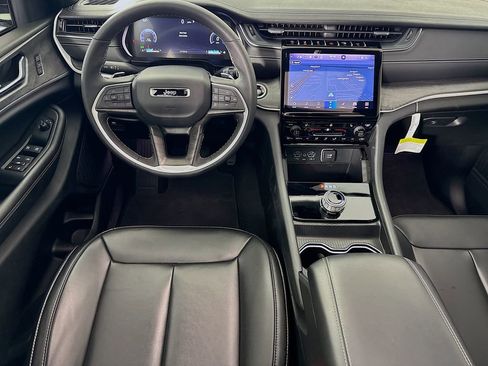 Used 2025 Jeep Grand Cherokee Limited w/ Black Appearance Package image 29