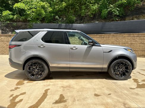 Used 2025 Land Rover Discovery S image 7