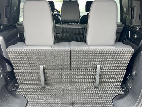 Used 2024 Land Rover Defender 110 X-Dynamic SE image 38