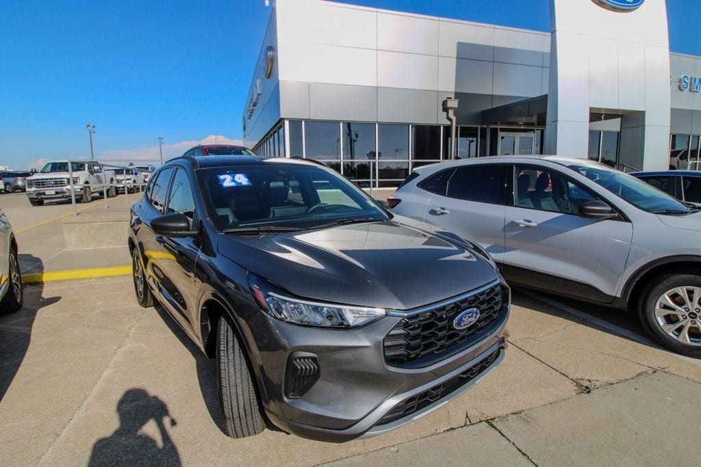 Used 2024 Ford Escape ST-Line w/ Tech Pack #1 AWD/4WD image 2