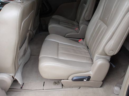 Used 2013 Chrysler Town & Country Touring-L w/ Driver Convenience Group FWD image 20