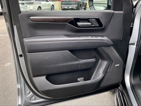 Used 2025 Chevrolet Suburban Premier image 22