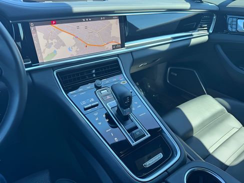 Used 2021 Porsche Panamera RWD image 30