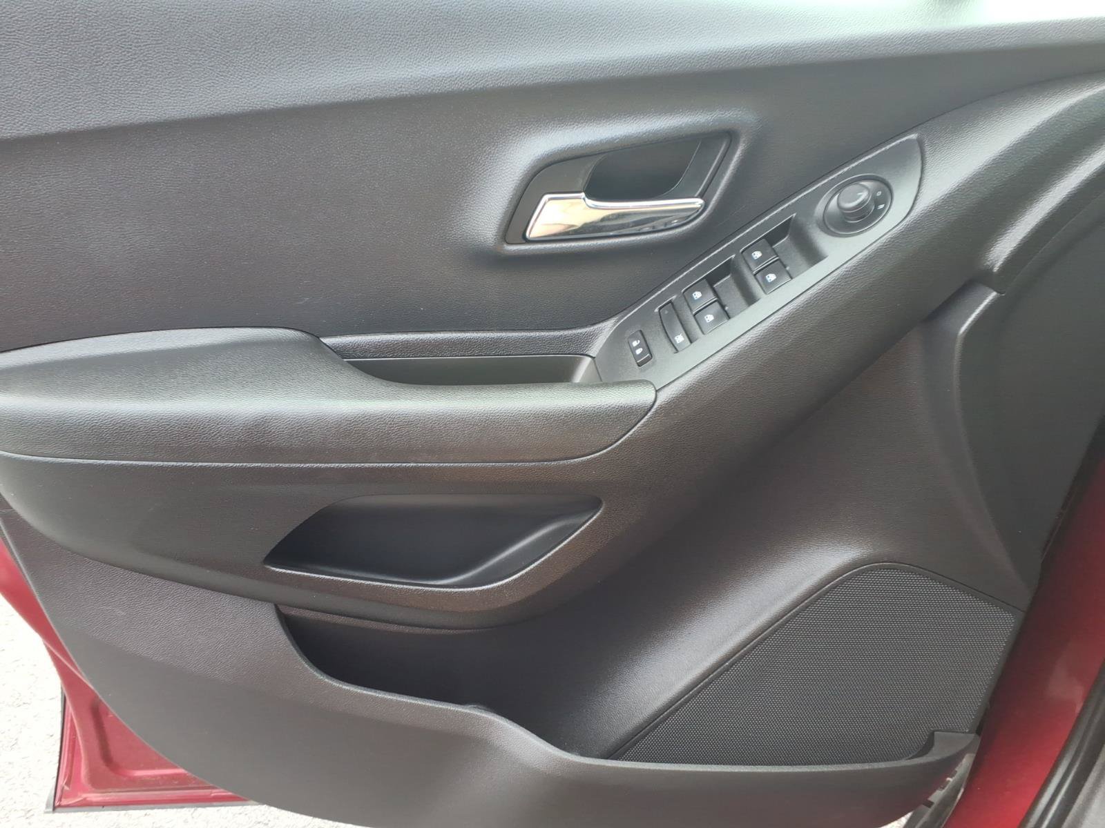 Used 2019 Chevrolet Trax LT w/ LT Convenience Package FWD image 21