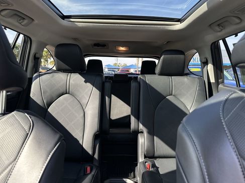 Used 2025 Toyota Highlander Platinum image 27