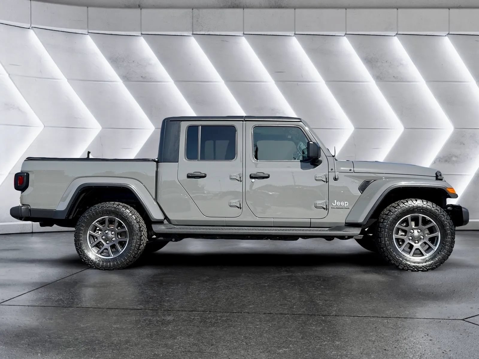 Used 2020 Jeep Gladiator Overland AWD/4WD image 4
