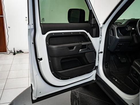 Used 2023 Land Rover Defender 110 X-Dynamic SE image 33