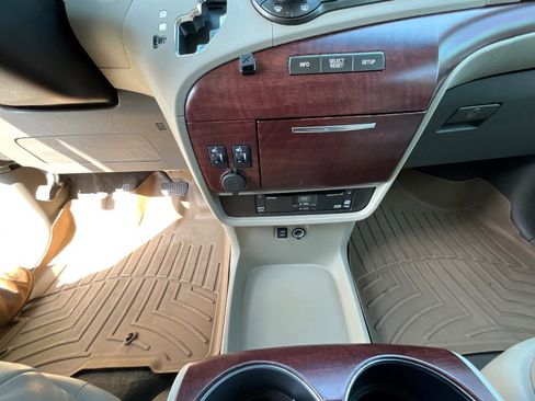 Used 2011 Toyota Sienna Limited image 17