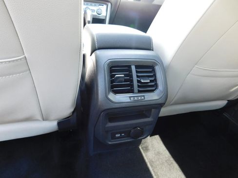 Used 2021 Volkswagen Tiguan SEL FWD image 14