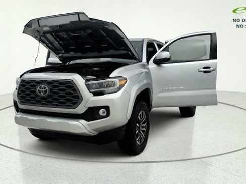 Used 2022 Toyota Tacoma TRD Sport w/ Technology Package AWD/4WD image 11