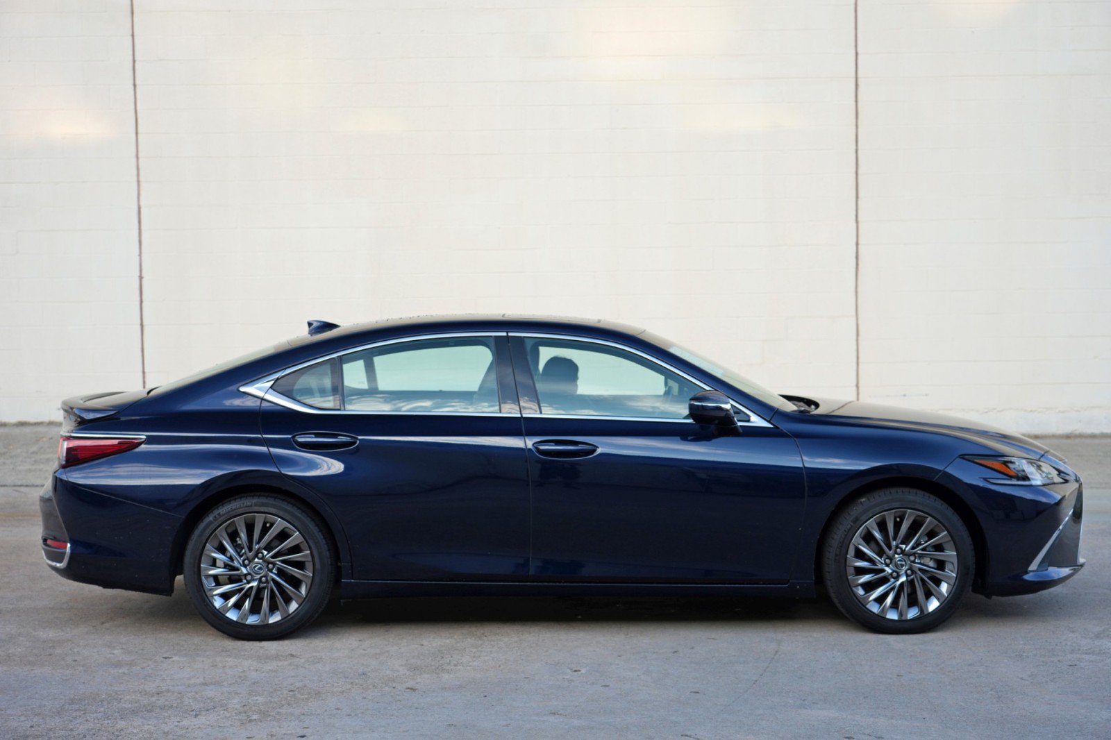 Used 2024 Lexus ES 300h Ultra Luxury w/ Accessory Package (Z2) FWD image 58