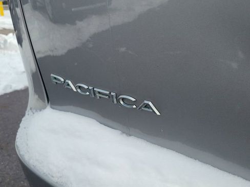 Used 2017 Chrysler Pacifica Touring image 7