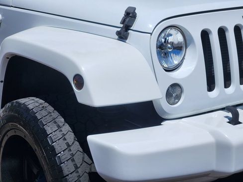 Used 2015 Jeep Wrangler Unlimited Rubicon w/ Connectivity Group AWD/4WD image 28