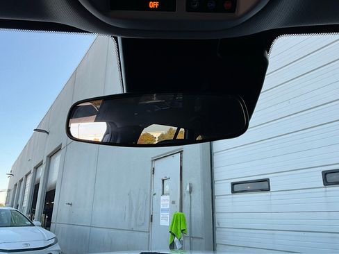 Used 2025 Chevrolet Trax LT image 17