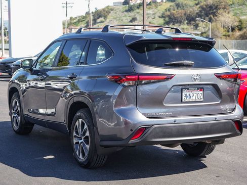 Certified 2024 Toyota Highlander XLE image 8