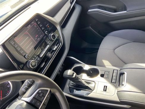 Used 2022 Toyota Highlander L image 26