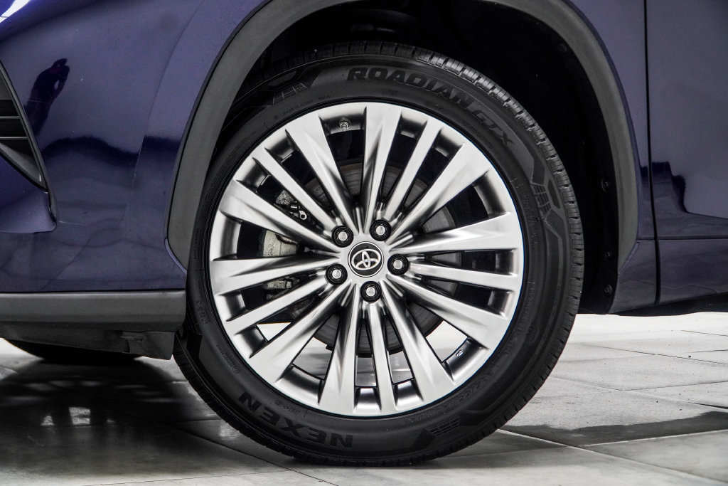 Used 2023 Toyota Highlander Platinum FWD image 7