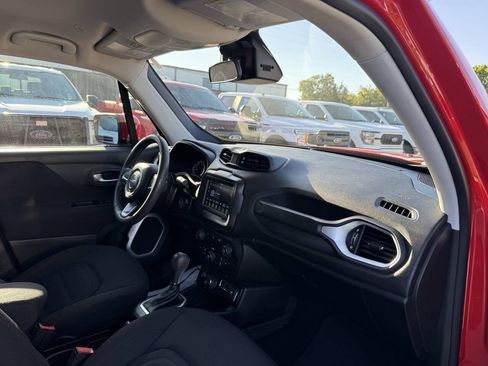 Used 2018 Jeep Renegade Latitude AWD/4WD image 9