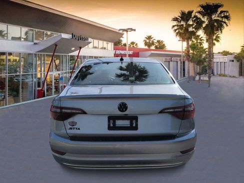 Used 2021 Volkswagen Jetta SE FWD image 4