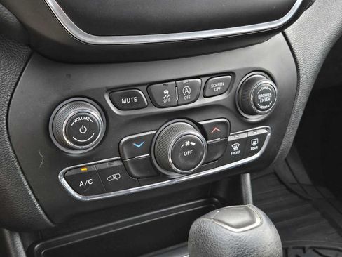Used 2019 Jeep Cherokee Latitude w/ Popular Appearance Group AWD/4WD image 28