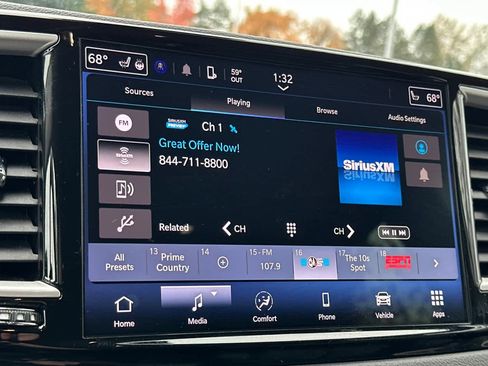 Used 2024 Chrysler Pacifica Touring-L image 19