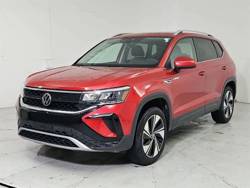 Certified 2024 Volkswagen Taos SE image 1