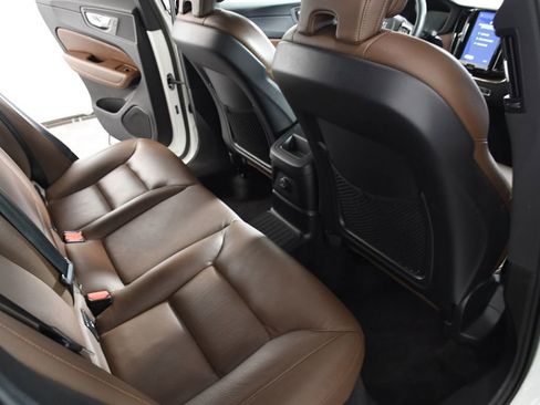 Used 2023 Volvo XC60 T8 Plus image 22