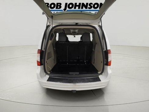 Used 2016 Chrysler Town & Country Touring FWD image 10