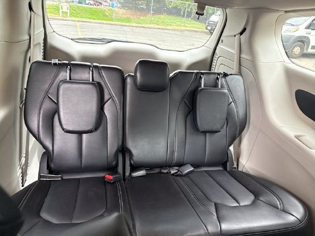 Used 2024 Chrysler Pacifica Limited FWD image 12