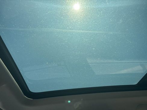 Used 2018 Volkswagen Tiguan SE w/ Panoramic Sunroof Package image 18