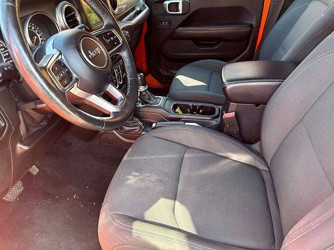 Used 2018 Jeep Wrangler Unlimited Sahara w/ Dual Top Group AWD/4WD image 9