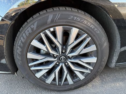 Used 2025 Nissan Altima 2.5 SV FWD image 7